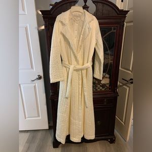 NWT Large Vintage Ivory Ladies Nightgown & Robe Set